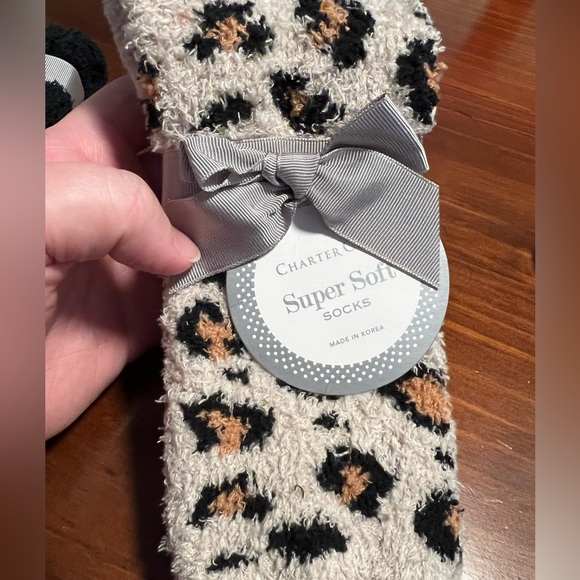 NWT fuzzy socks x 2 - Picture 4 of 7